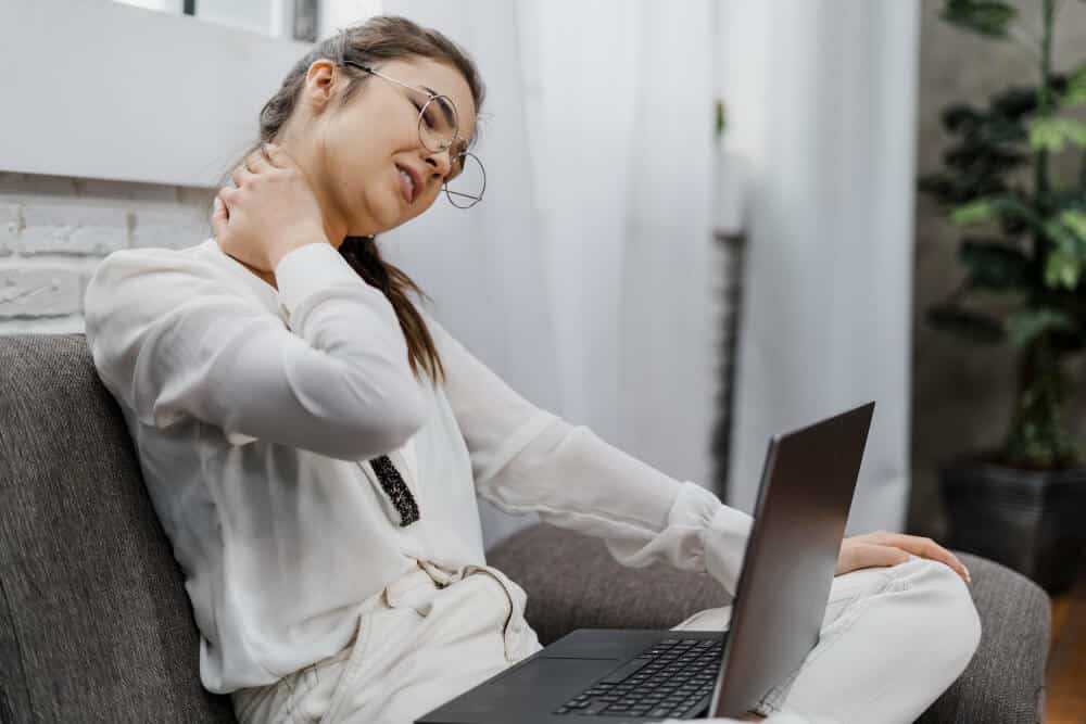 Tech Neck: O Impacto da Tecnologia na Postura e como a Quiropraxia Pode Ajudar
