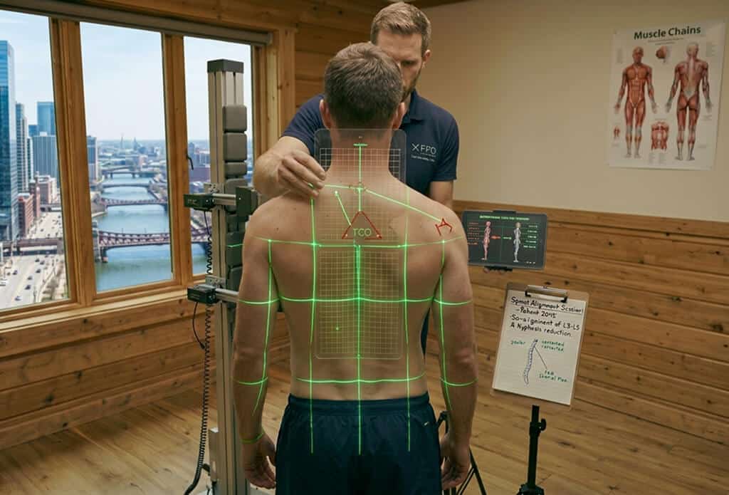 Profissional avaliando o alinhamento da coluna ilustrando como a quiropraxia atua no Tratamento de Alterações Posturais